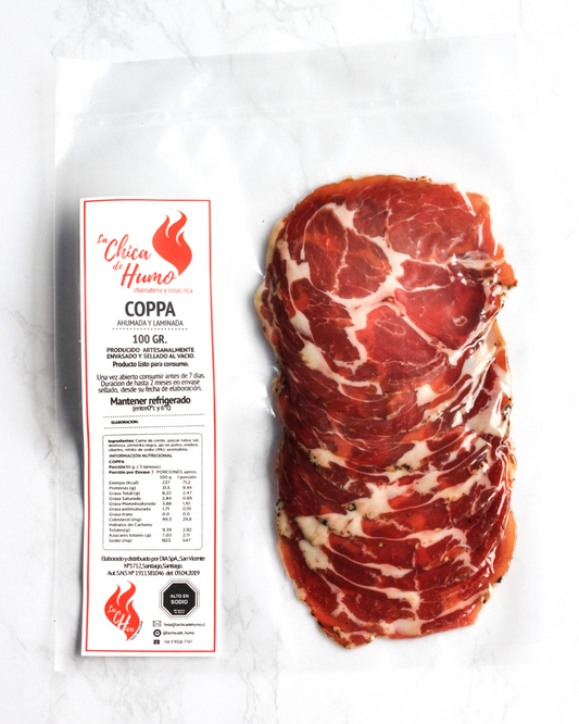 Imagen de Coppa Ahumada envasada al vacío, carne de cerdo curada y especiada, ideal para degustar.