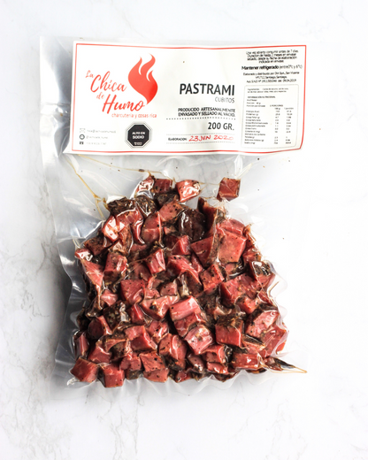 Pastrami en cubitos en paquete de 200 gr, ideal para añadir sabor intenso y ahumado a tus recetas.