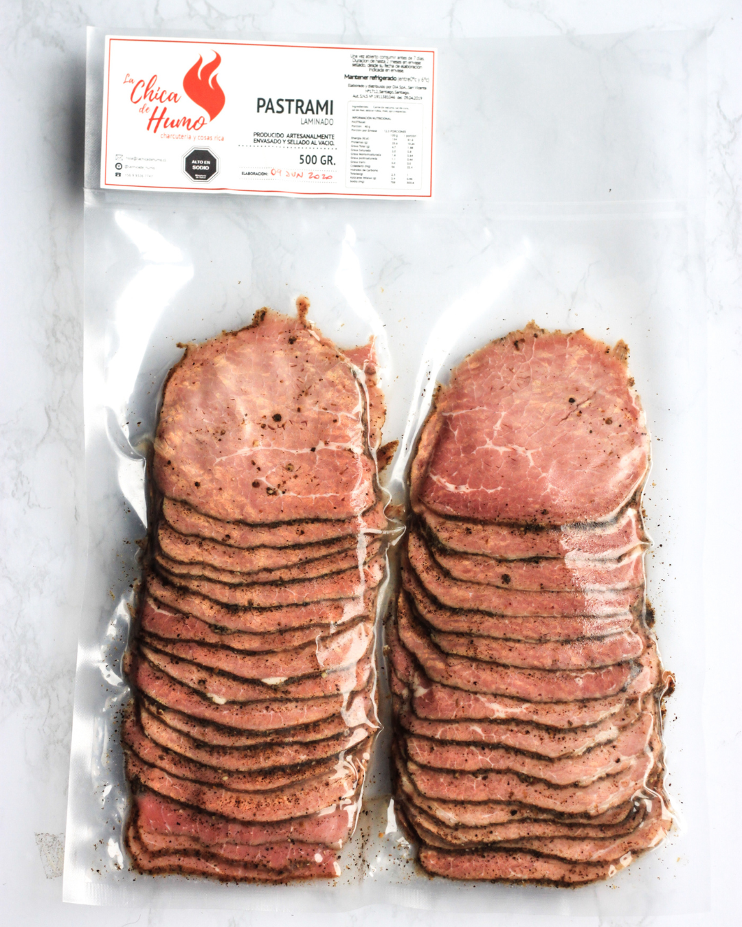 Pastrami Laminado 500g en envase, cortes delgados y jugosos, ideal para disfrutar en familia.